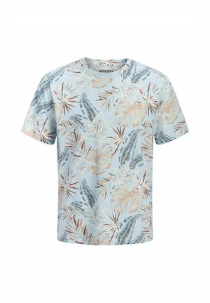 Lyseblå T-shirt med korte ærmer med beige og blå tropiske blade og hvidt blomsterprint, rund halsudskæring, Jack & Jones-mærke indeni kraven.