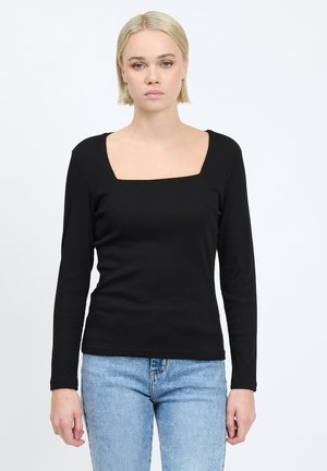 Zwarte lange mouw top met een vierkante halslijn, geribbelde textuur en aansluitende pasvorm, gecombineerd met blauwe jeans.