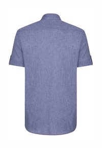Camisa de manga corta en mezcla de lino azul, con cuello, dobladillo recto y mangas dobladas. Textura suave con un sutil patrón jaspeado.