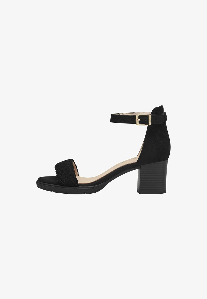 Sandale à talons en daim noir avec une sangle tissée sur le bout, une sangle de cheville avec une boucle dorée et un talon en bloc texturé.