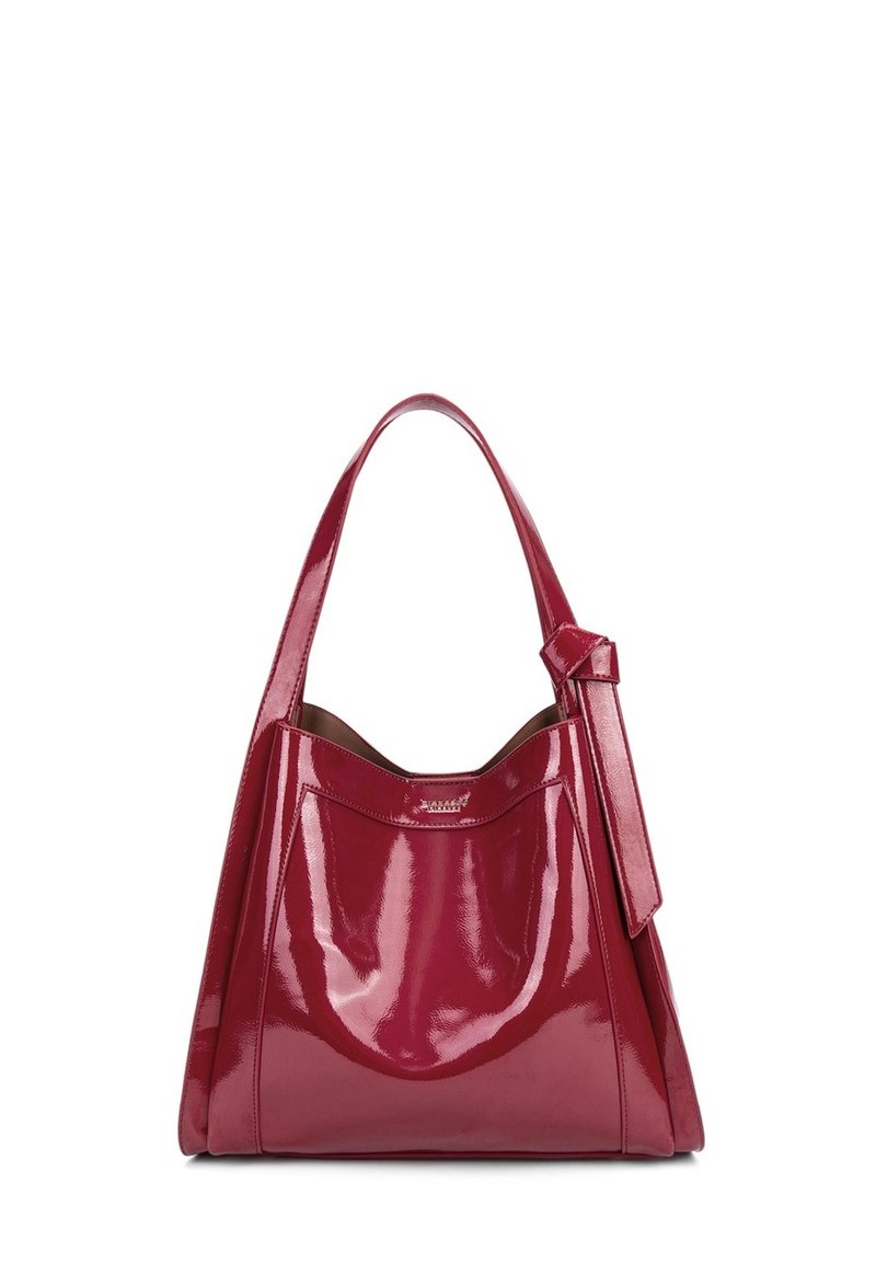 Borsa rossa lucida con una forma morbida e arrotondata, una tracolla larga e una texture liscia. Presenta un accento a forma di anello sulla tracolla e un design minimalista.