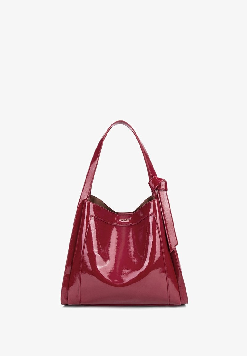 Borsa rossa lucida con una forma morbida e arrotondata, una tracolla larga e una texture liscia. Presenta un accento a forma di anello sulla tracolla e un design minimalista.