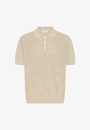 Polo à manches courtes en maille beige clair. Présente un design texturé, un col classique et trois boutons à l'avant.
