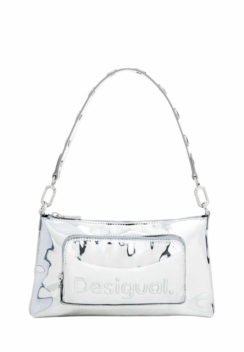 Petit sac épaule métallique argent avec bandoulière amovible et poche avant zippée embossée du nom de la marque Desigual.