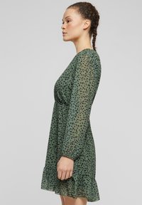 Cloud 5ive WICKELOPTIK MIT LEO PRINT - Denné šaty - dark green