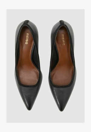 Fekete bőr hegyes orrú szandál elegáns dizájnnal. Sima külső, kontrasztos barna bélés, és finom márkajelzés belül.