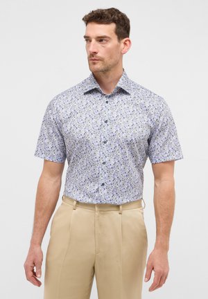 Korte mouwen shirt in lichtpaars met een bloemmotief, featuring tinten blauw en groen, knoopsluiting aan de voorkant en een klassiek kraagontwerp.