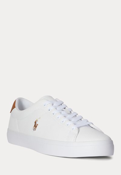 Witte leren lage sneaker met witte veters, bruine hielkap en een klein bruin polo-spelerlogo aan de zijkant.