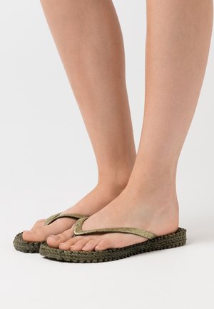 Groene gevlochten flip-flops met metallic gouden banden. Platte zool met een textuur en een V-vormig bandontwerp.