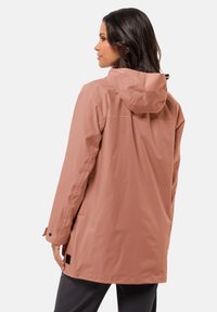 Giacca da pioggia impermeabile di colore rosa chiaro, con cappuccio, maniche lunghe e vestibilità comoda; presenta un design a cuciture piatte e polsini regolabili.