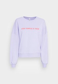 Levandulová mikina s kleslými rameny, elastickými manžetami a lemem. Na přední straně je nápis "STAY SIMPLE & TRUE" vytištěný v kontrastní korálové barvě. Vyrobena z měkké bavlny.