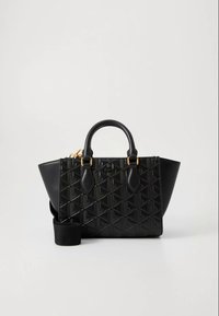 Mala preta com padrão geométrico em relevo, alças robustas e alça de ombro removível. Acabamento texturizado com detalhes em dourado.