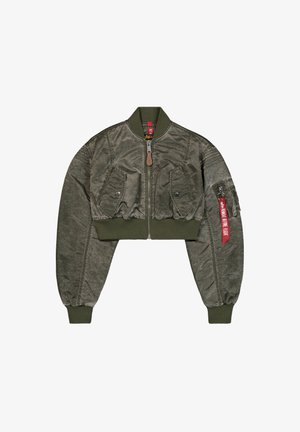 Krojena bomber jakna v olivno zeleni barvi, z zadrgo, dvema sprednjima žepoma, rebrastimi manšetami in rdečo obesno oznako. Teksturovana tkanina.