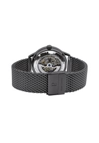Reloj automático esqueleto con correa de malla de acero inoxidable negro, caja redonda, fondo transparente y detalles azules en el movimiento.