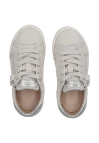 Baskets blanches pour enfants avec lacets et fermetures éclair sur le côté, accents argentés sur la languette et le talon, vues de dessus.