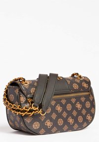 Brązowa torebka w wzory z ciemnozielonym korpusem, złotym łańcuszkiem i zasuwaną kieszenią. Posiada skórzane akcenty i zaokrąglony kształt.