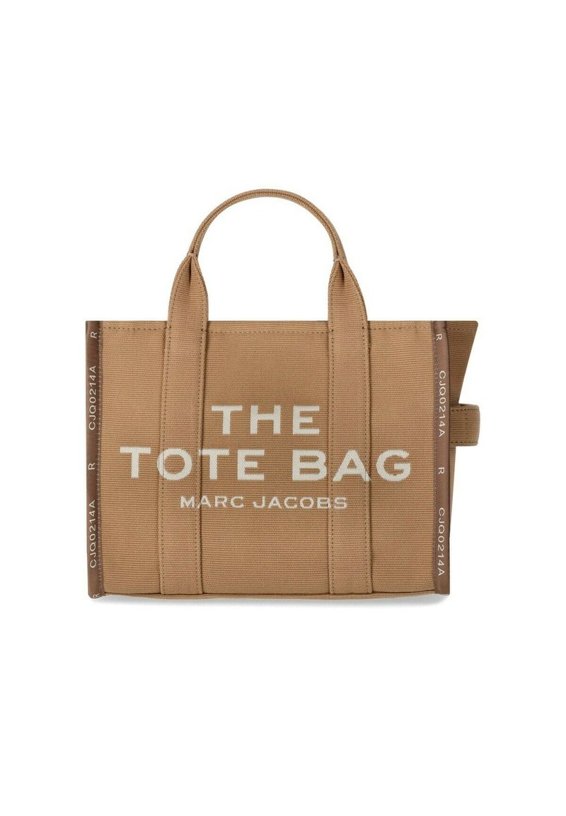 Geantă tote din pânză bej, cu două mânere superioare și text imprimat alb "THE TOTE BAG MARC JACOBS" pe față; design structurat, cusături vizibile.