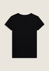 Camiseta de algodón negra con mangas cortas, cuello redondo y un diseño sencillo. Textura suave, sin patrones ni acentos visibles.