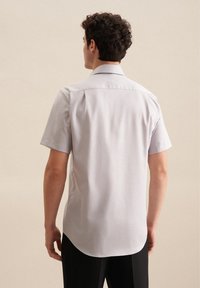 Camicia button-up grigio chiaro a maniche corte, con colletto classico, tessuto liscio e orlo leggermente curvo nella parte inferiore.