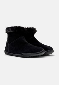 Sorte semska ankelsko støvler med en faux fur mansjett, fleksibel gummisåle, rund tå og enkelt design. Ideelt for komfort og varme.