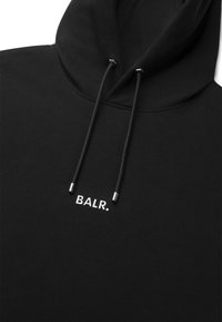 Sudadera negra de algodón suave, con un bolsillo tipo canguro, cordones ajustables y un logotipo bordado en blanco "BALR." en el pecho.