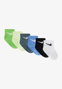 Επτά ζευγάρια ριμπ καλτσάκια αστραγάλου σε πράσινο, ανοιχτό πράσινο, σκούρο πράσινο, μπλε, μαύρο και λευκό, με το λογότυπο της Nike σε αντιθετικά χρώματα.