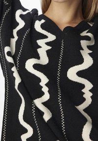 Object Pullover - black