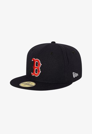 Gorra de béisbol negra de ala plana, hecha de tela, con un logo bordado en rojo de la "B" en la parte frontal, incluye una etiqueta amarilla de tamaño en la visera.