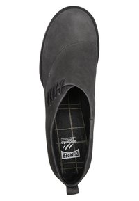 Zapato de cuero negro con un acabado suave, con punta redondeada y un interior de patrón de cuadros. Los detalles de los cordones realzan el diseño.