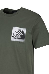 Olijfgroene T-shirt met korte mouwen met een zwart-wit geblokte motorhelmprint en "Replay"-tekst op de linkerborst.