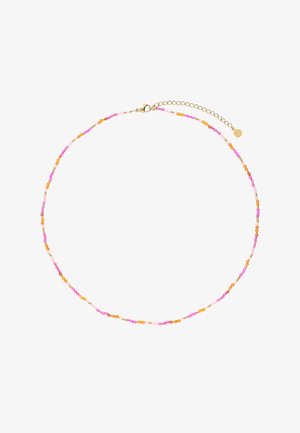 Zarte Perlenkette mit kleinen pinkfarbenen, orangefarbenen und goldenen Perlen und einem goldenen Karabinerverschluss mit verstellbarer Kette auf weißem Hintergrund.