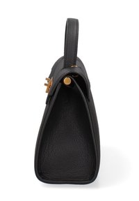Borsa a mano in pelle nera con una forma triangolare strutturata, caratterizzata da accessori in oro e una finitura testurizzata. La vista laterale mostra il punto di attacco della maniglia.