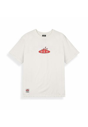 Weißes kurzärmeliges T-Shirt mit rotem Oval und Flammengrafik, die asiatische Schriftzeichen enthält und zentral auf der Brust platziert ist, kleiner Logopatch nahe dem unteren Saum.