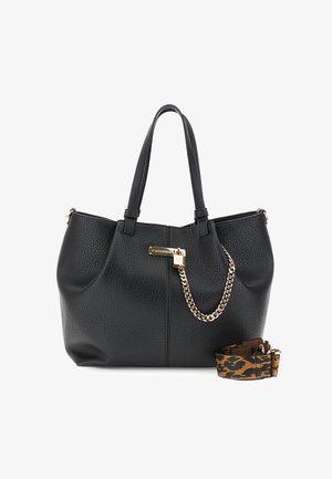 Borsa a mano in pelle nera texture, con manici doppi, dettagli in catena dorata e lucchetto, e una tracolla staccabile con stampa leopardata accanto.