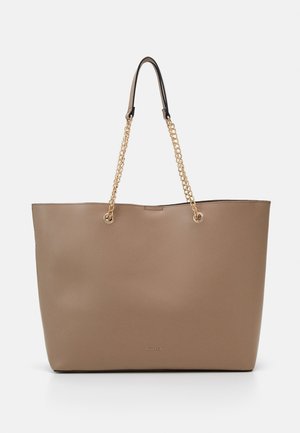 Stor taupe tote taske med guldkædehåndtag og små sorte skulderremme i læder på hvid baggrund.