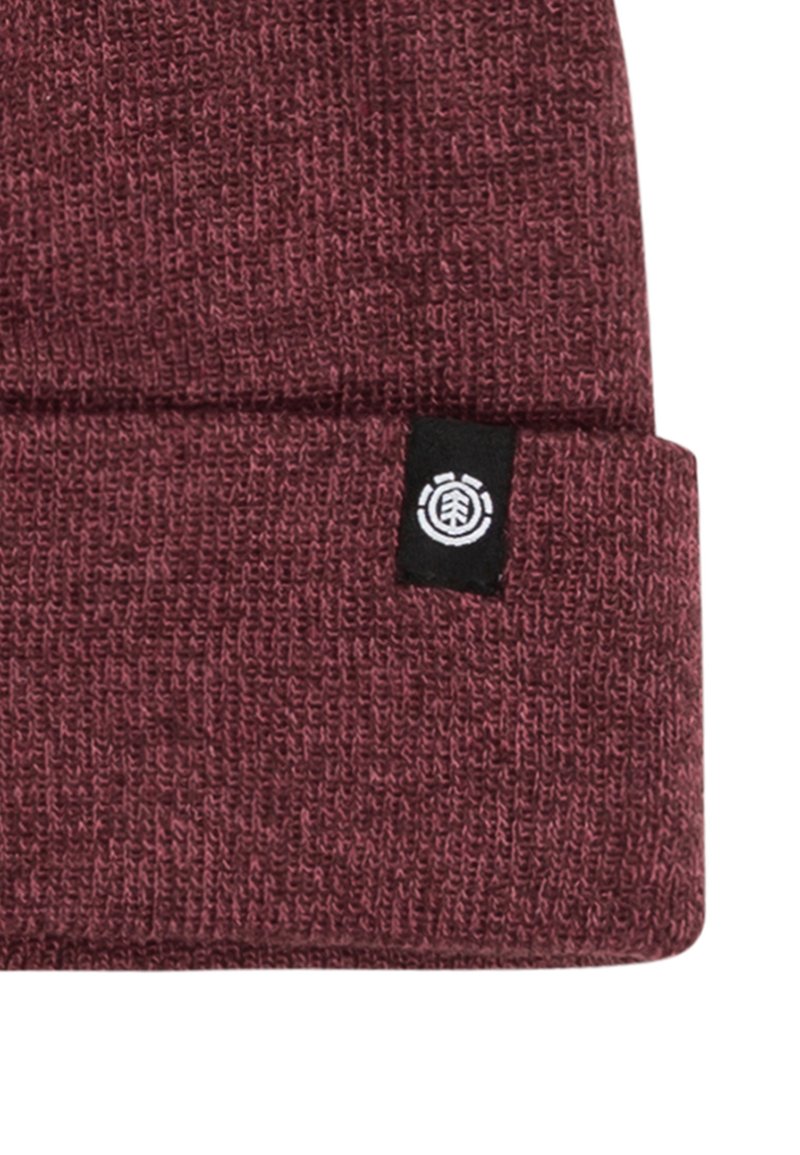 Berretto in maglia color bordeaux con un motivo a trama texturizzata e un'etichetta nera con un logo bianco sul lato. Design con visiera ripiegata.