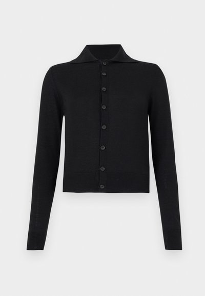 Cardigan lungo nero a maniche lunghe con colletto, caratterizzato da una chiusura frontale con bottoni e orlo a costine. Realizzato in morbido materiale a maglia.