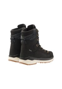 Zwarte wandelschoenen van suède en gestructureerde stof, met metalen veterogen en een witte rubbersoled; ontworpen voor duurzaamheid en grip.