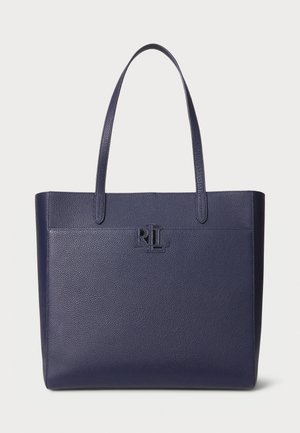 Navy Leder-Umhängetasche mit strukturiertem Finish, zwei Griffen und geprägtem Logo-Detail auf der Vorderseite. Rechteckige Form mit offenem Oberteil.