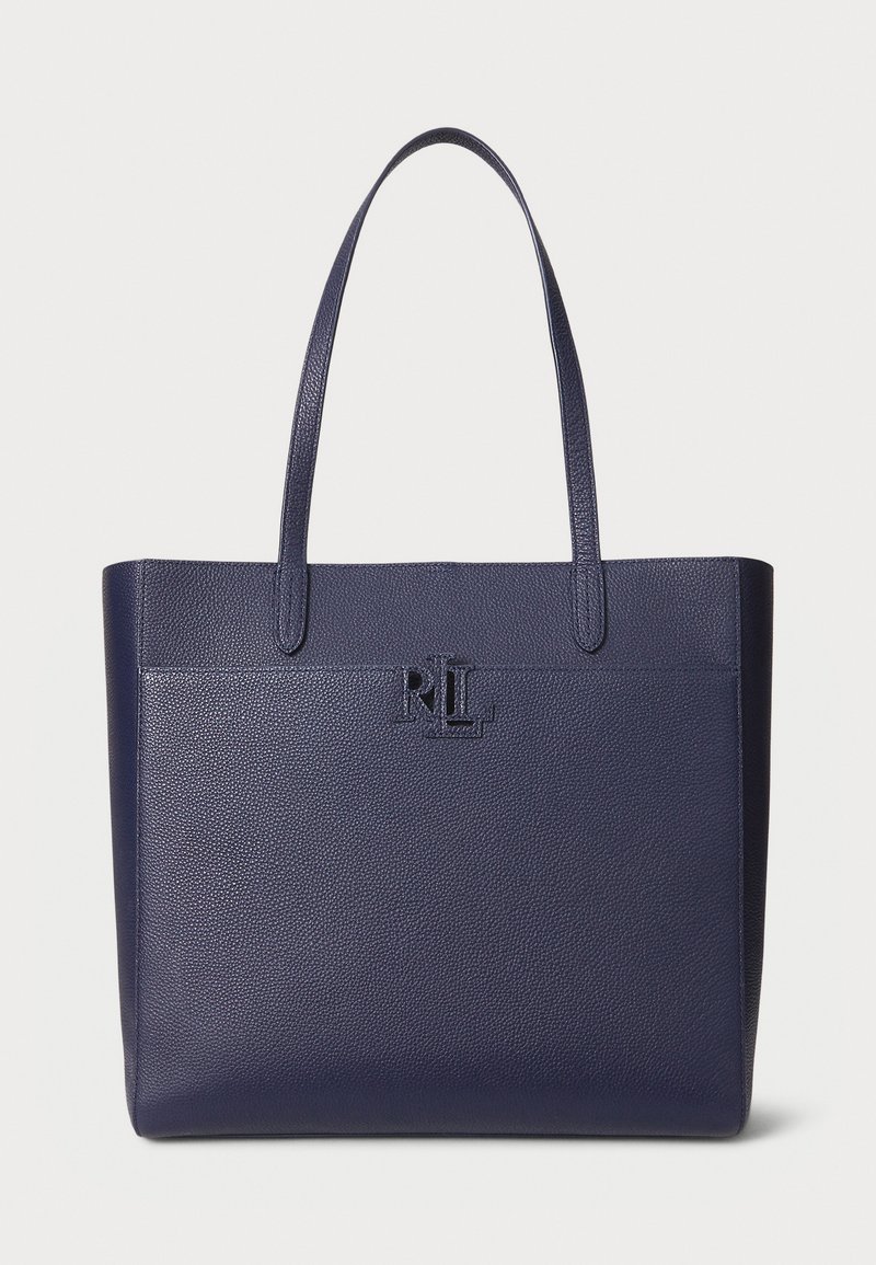 Bolsa tote de couro azul-marinho com acabamento texturizado, duas alças e detalhe de logótipo em relevo na parte da frente. Forma retangular com topo aberto.