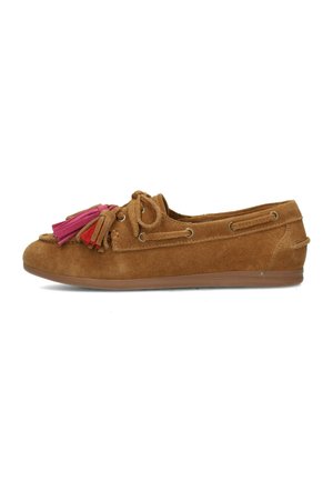 Mocassin en daim marron avec lacets sur le côté et deux pompons, un rose et un rouge, sur le dessus avant.