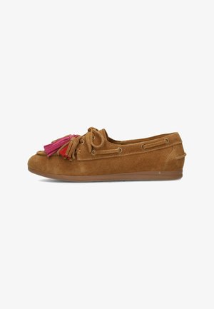 Mocassin en daim marron avec lacets sur le côté et deux pompons, un rose et un rouge, sur le dessus avant.