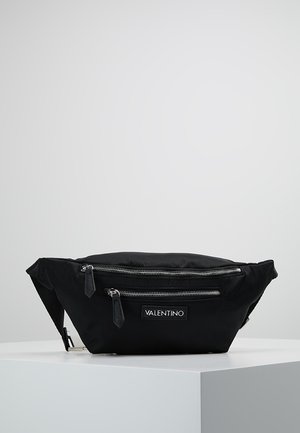 Czarna nylonowa saszetka na biodro z dwoma zapinanymi na zamek komorami, regulowanym paskiem i widoczną metką marki na przedzie. Gładka faktura.