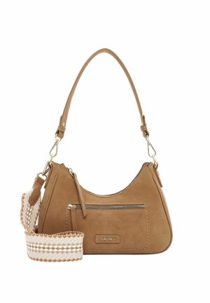 Bolso de cuero marrón para llevar al hombro con bolsillo frontal con cremallera, herrajes dorados, correa tejida desmontable y asa corta.