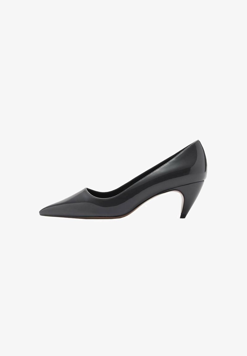 Escarpin femme en cuir verni noir avec bout pointu et talon incurvé de hauteur moyenne sur fond blanc.