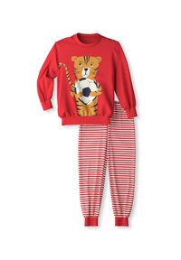 Ensemble de pyjama rouge comprenant un haut à manches longues avec un tigre tenant un ballon de soccer, associé à un pantalon rayé rouge et blanc avec des poignets élastiques.