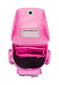 Zaino rosa con una superficie liscia, un interno spazioso con tre scomparti e una tasca per il calendario. Include un pulsante di chiusura rotondo.