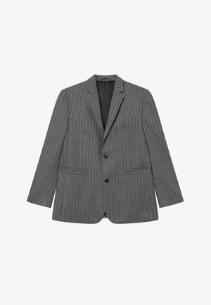 Blazer gris con rayas en tono claro, diseño de botón simple, solapas muesca, dos bolsillos frontales y un forro interior negro.