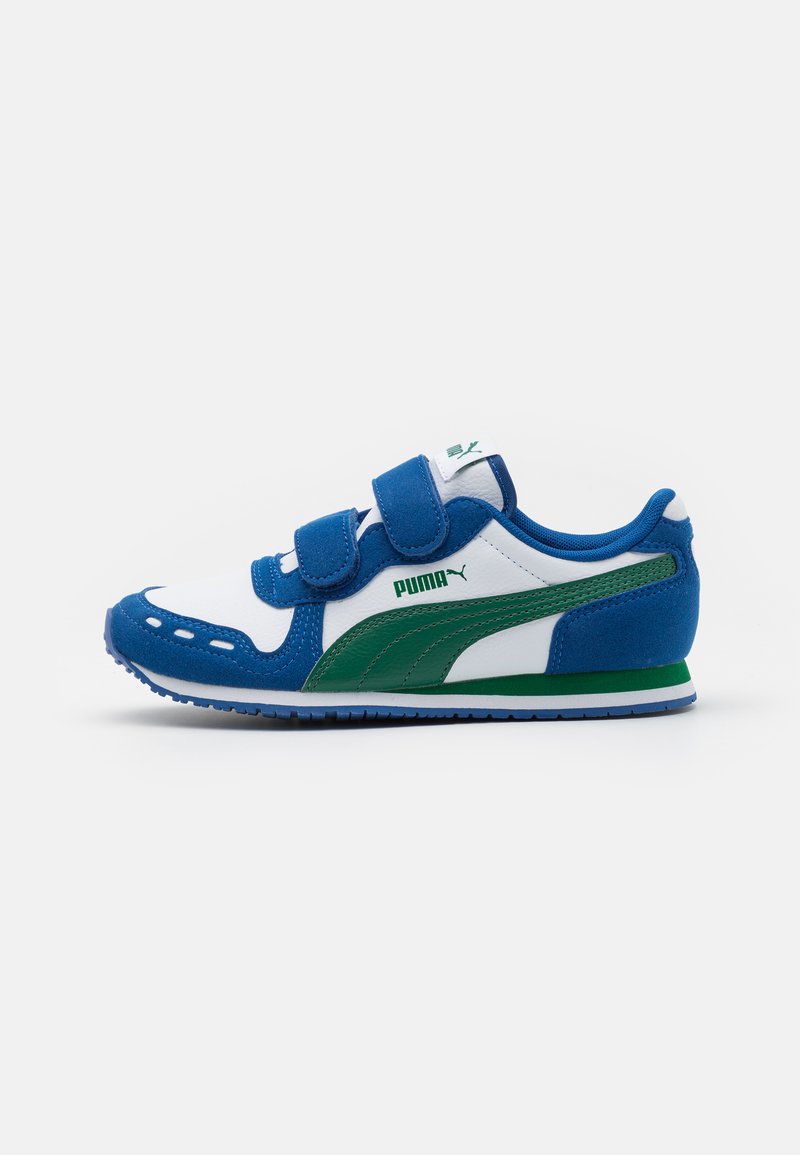 Baskets bleu et blanc avec des accents verts, dotées d'un dessus en suède et en maille, de deux bandes Velcro et d'une semelle en caoutchouc avec un profil texturé.