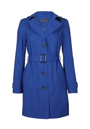 Trench-coat bleu longueur genou avec large col, boutons noirs, ceinture à la taille avec boucle rectangulaire et pattes de manches boutonnées.